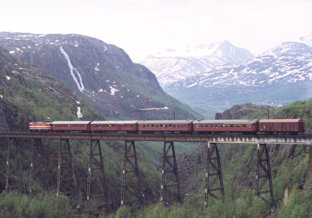 Reisen mit Rollstuhl in Norwegen Mann im Rollstuhl in Norwegen